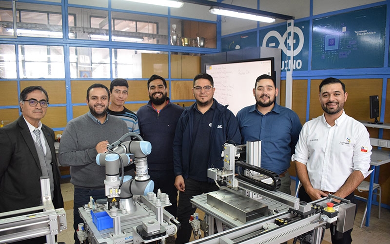 Profesores de Electrónica y Electricidad se capacitaron en brazo robótico UR3E