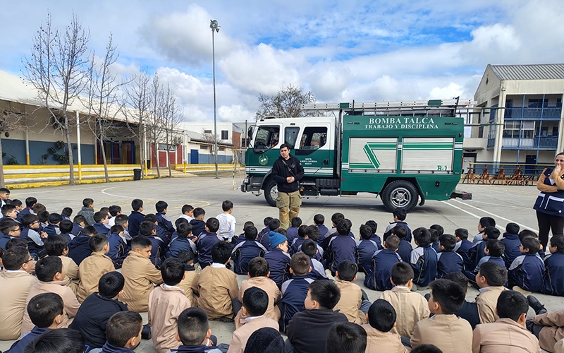 1° y 2° básicos en experiencia de aprendizaje con Bomberos de Talca
