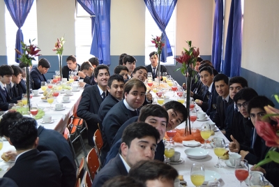 Alumnos ganadores de Alianzas Naranja y Blanca compartieron Desayuno