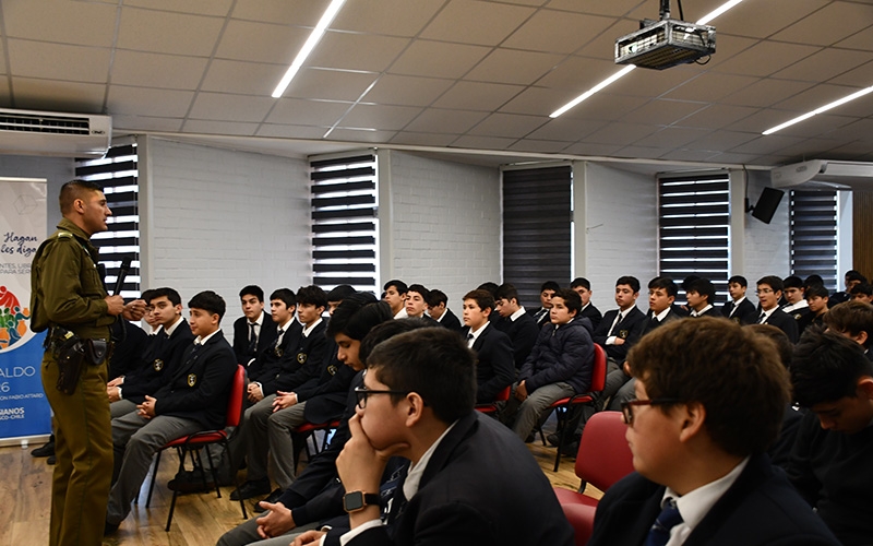 Estudiantes de 1° medios TP en charla sobre Responsabilidad Penal Adolescente