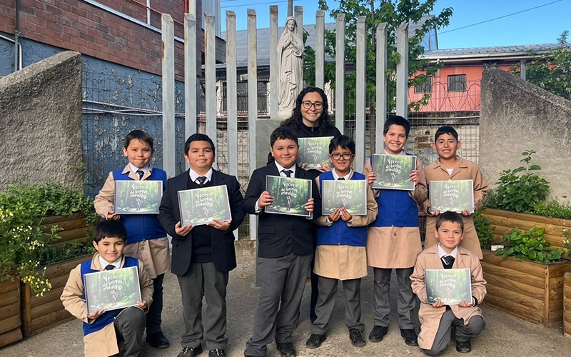 Brigada Ecológica recibe el libro “Voces del Bosque Maulino”