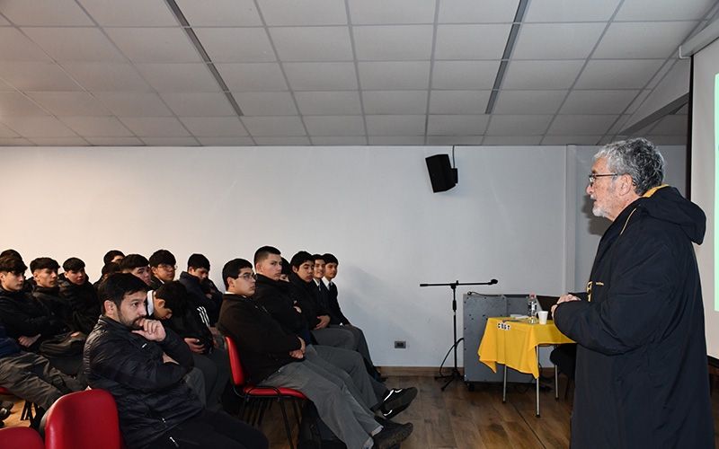 Charla motivó a estudiantes a proyectar su futuro profesional