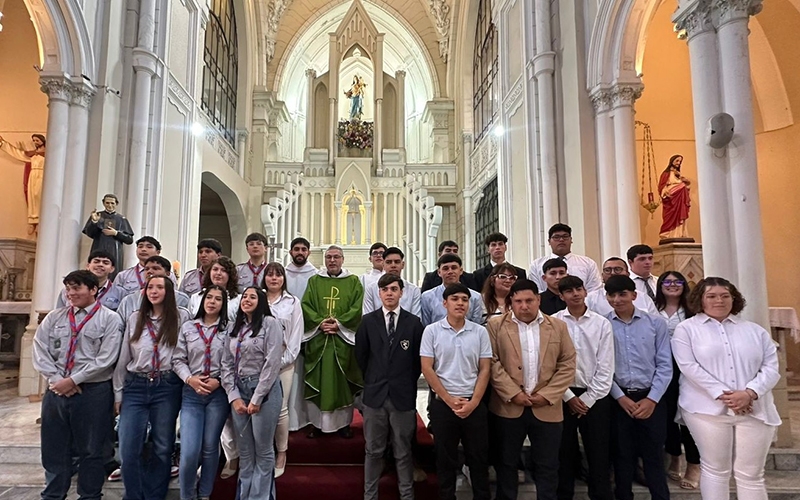 Jóvenes viven con alegría su Primera Comunión en el camino hacia la Confirmación