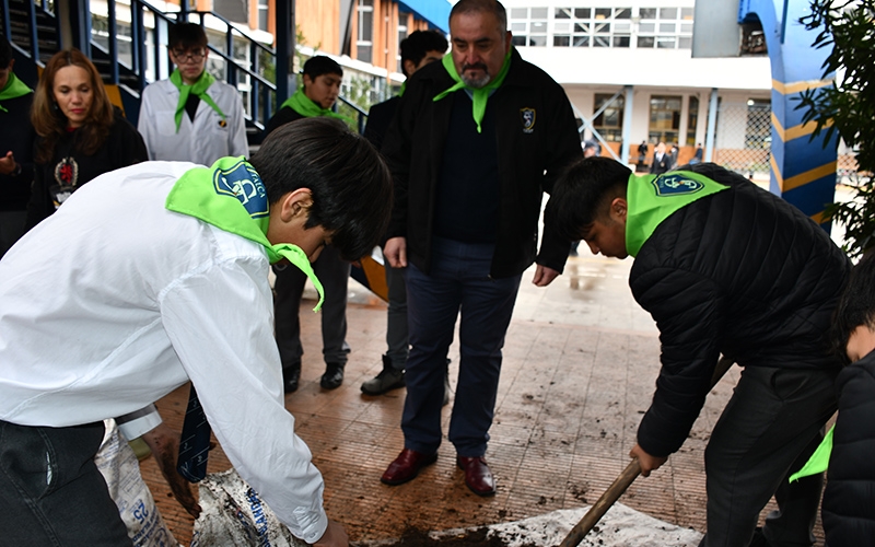 Delegados de medioambiente crean huerto medicinal en Sede Sur