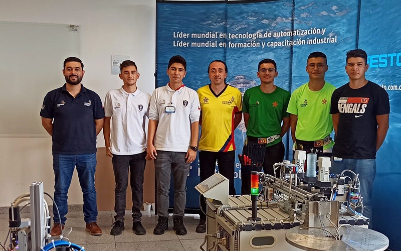 Estudiantes egresados participaron en Pasantía de Mecatrónica en Colombia