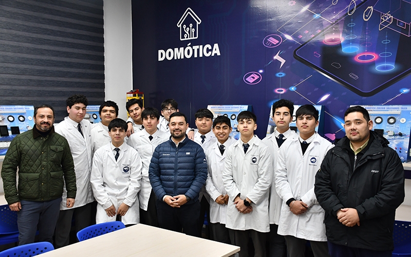 Seremi de Ciencia visitó laboratorios de Electrónica y Electricidad