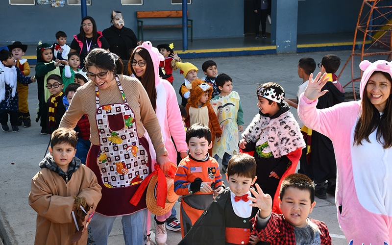 Colorido desfile literario marcó Semana de la Lectura