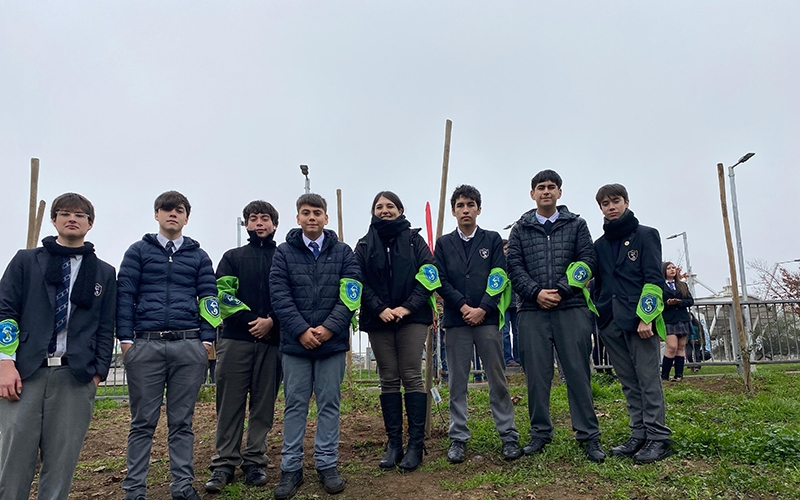 Estudiantes plantaron árboles nativos en acto del Día del Medioambiente