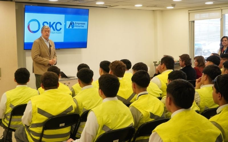 Estudiantes de 4°BTP conocieron empresa SKC