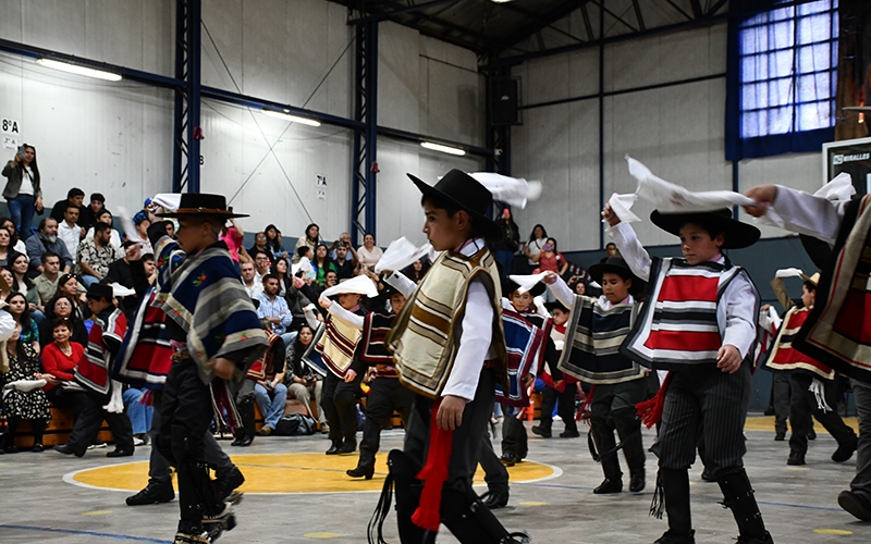 CEST celebró el Mes de la Patria con colorida Velada Folclórica