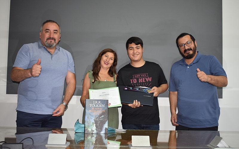 Alumno Juan Luna del CEST logró 1° lugar en concurso literario de FIRA