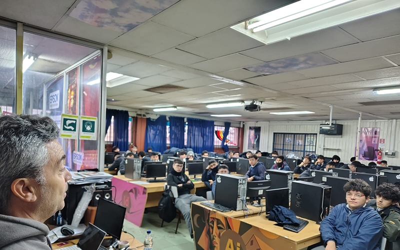 Charla de emprendimiento para alumnos de Gráfica