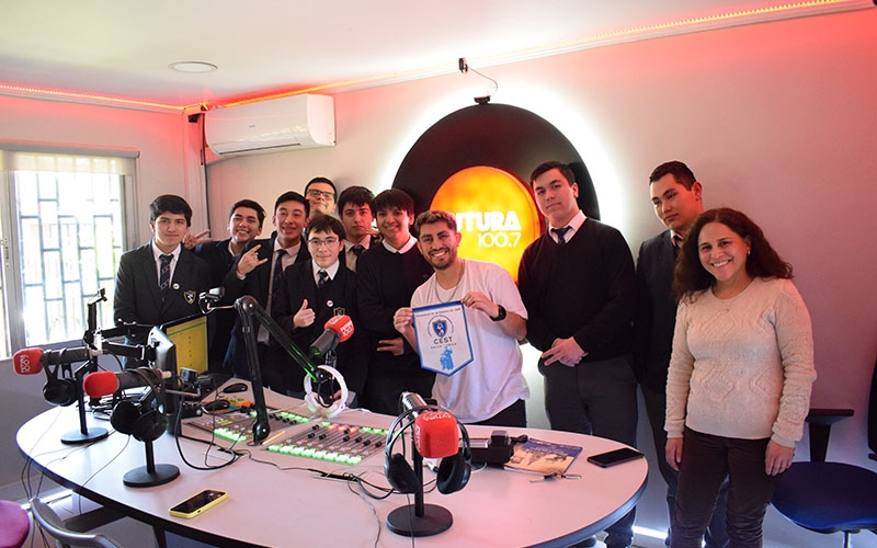 Estudiantes del taller de periodismo del CEST visitaron Radio Futura de Talca