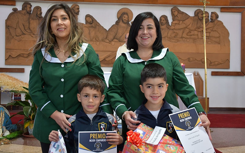 Estudiantes de Kínder celebran su Promoción a Primero Básico