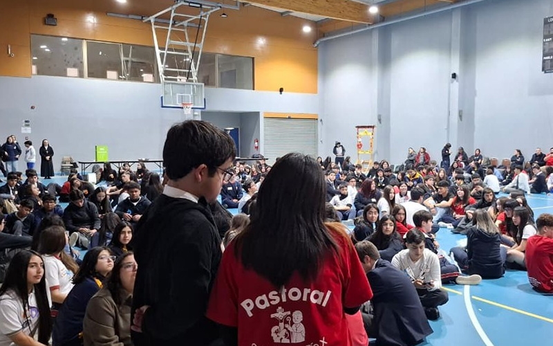 Jóvenes del CEST participaron en Vigilia de Pentecostés Colegios Católicos