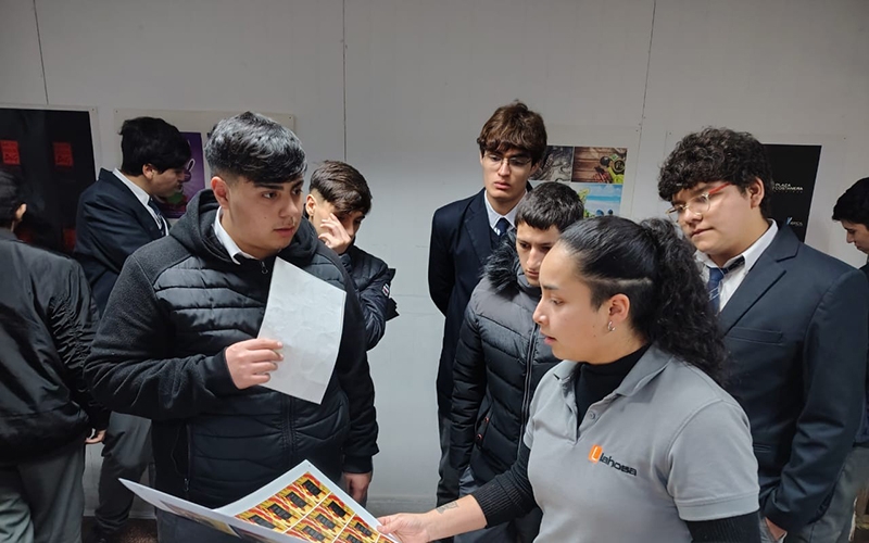 Visita técnica de 4°D TP a empresa LaHosa y Escuela de Artes Gráficas en Santiago