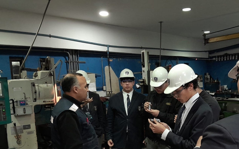 Estudiantes de Mecánica Industrial visitaron empresa en Santiago