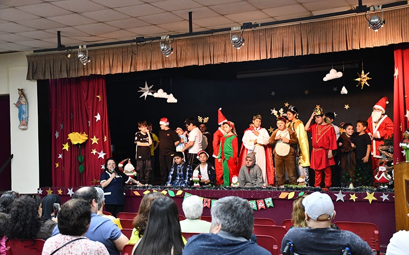 Grupo de Teatro de alumnos de básica Presentó la Obra de Navidad &quot;Villancicos&quot;