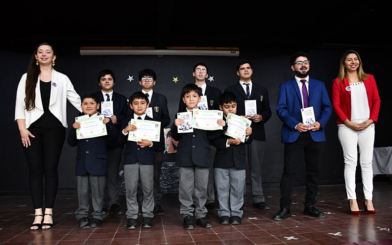 Profesor de Lenguaje y alumnos de 1° Medios TP editaron libro sobre Cuentos Infantiles