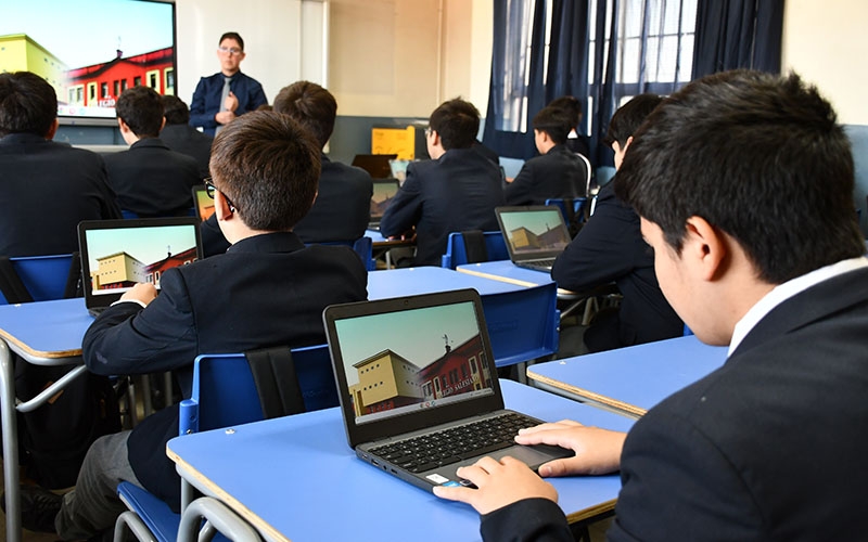 CEST avanza a un futuro digital y sostenible con la implementación de Chromebooks